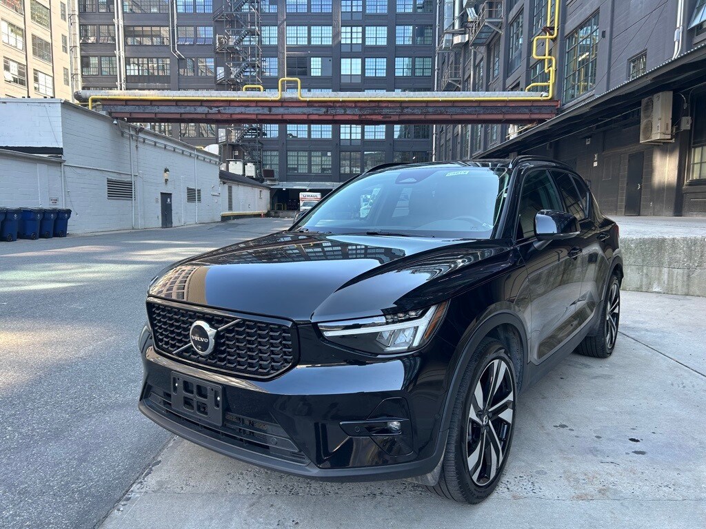 2025 Volvo XC40 Plus photo 3