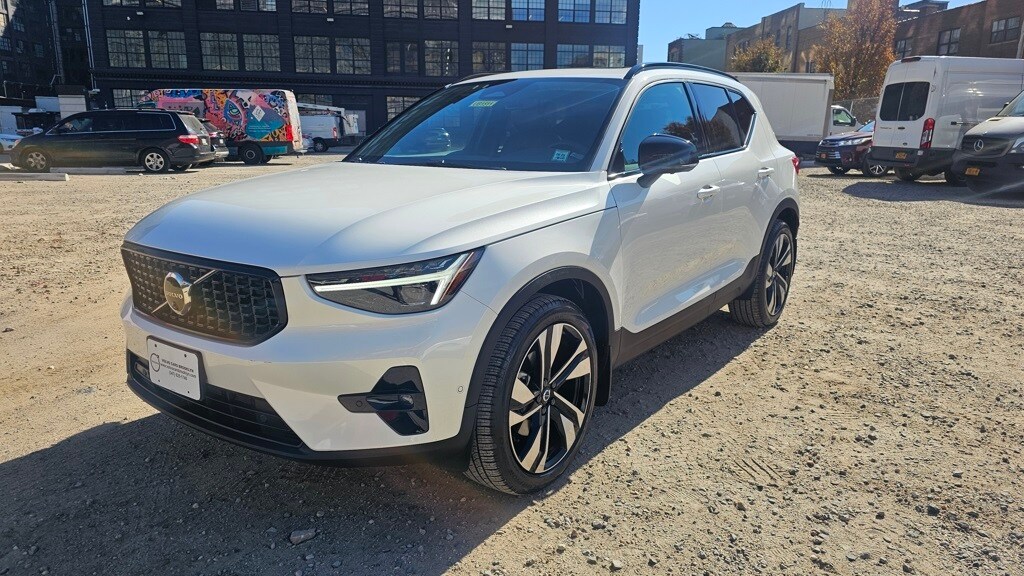 New 2025 Volvo XC40 B5 Plus Dark Theme SUV