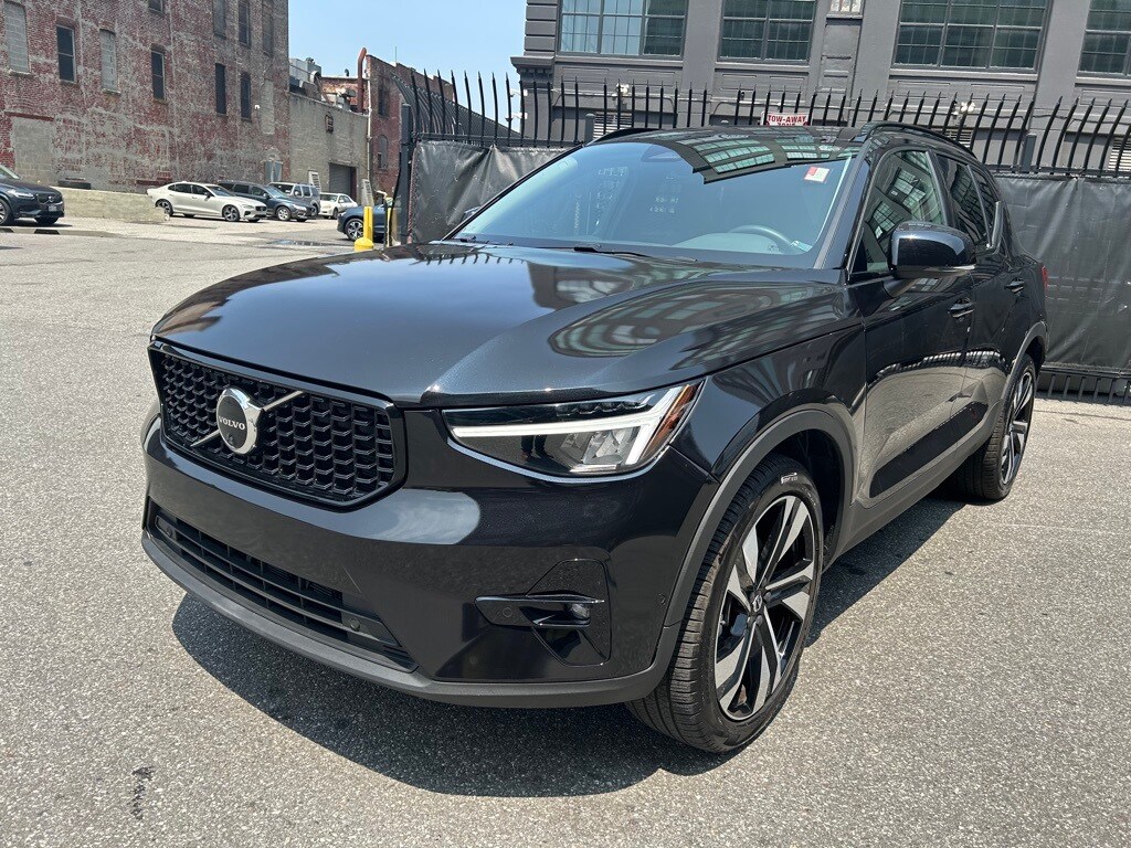 2025 Volvo XC40 Plus photo 3