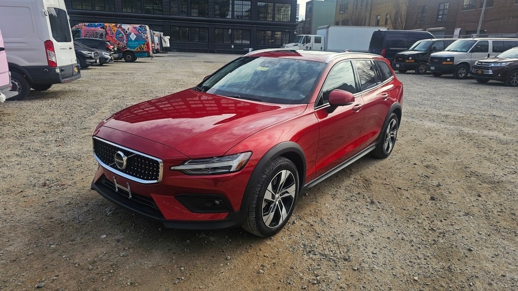 2024 Volvo V60 Cross Country Plus's photo