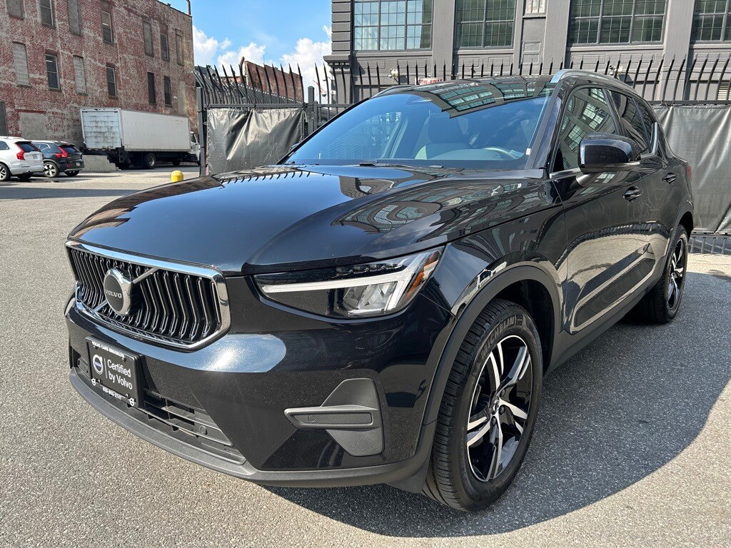 2025 Volvo XC40 Core photo 3