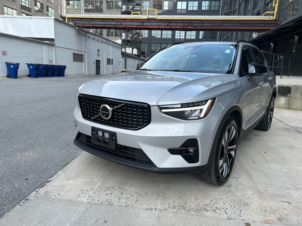 2025 Volvo XC40 Plus photo 3