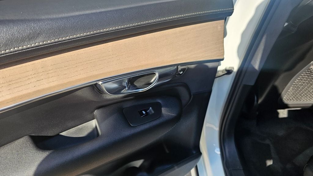 2025 Volvo XC90 Plus - Photo 15