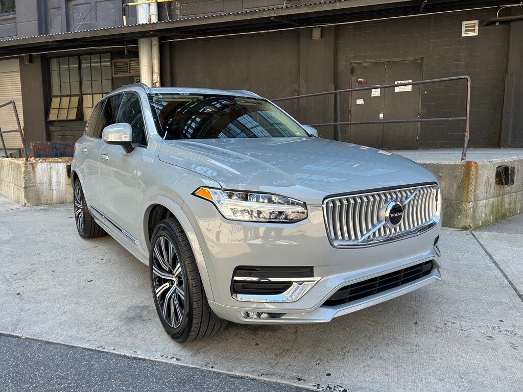 2025 Volvo XC90 B5 Core photo 2