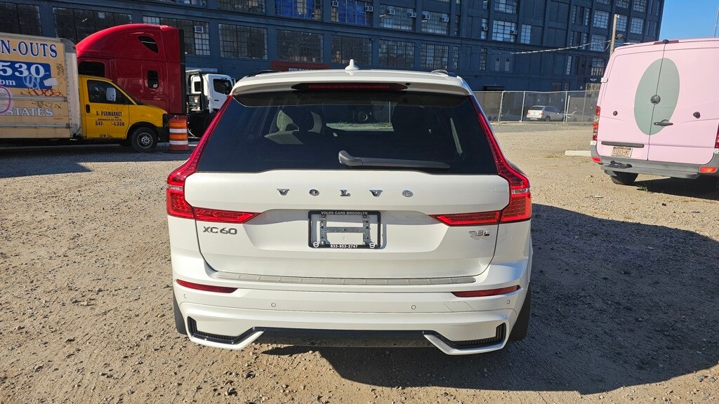 2025 Volvo XC60 Hybrid T8 photo 2