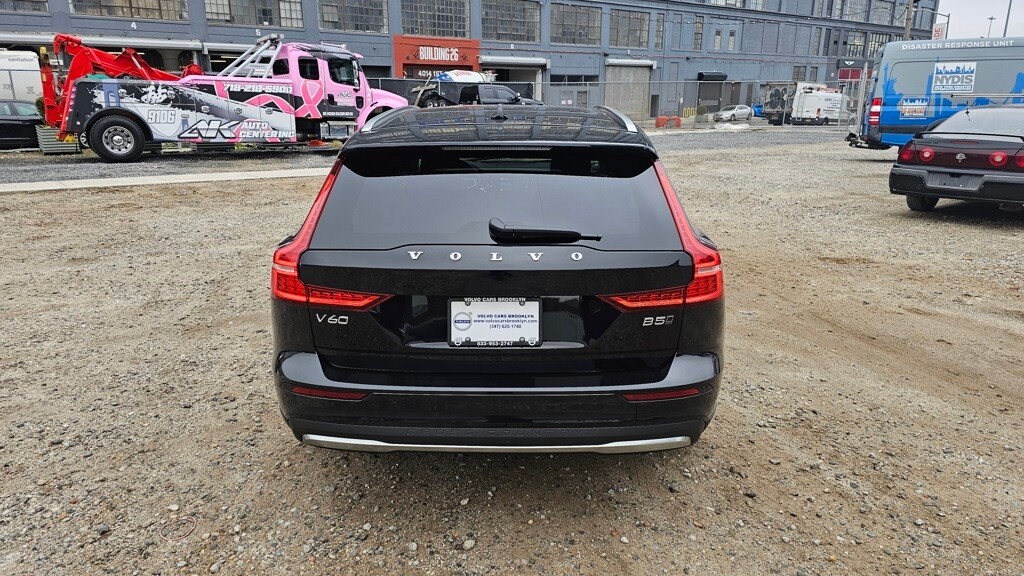 2024 Volvo V60 Cross Country B5 Plus photo 3