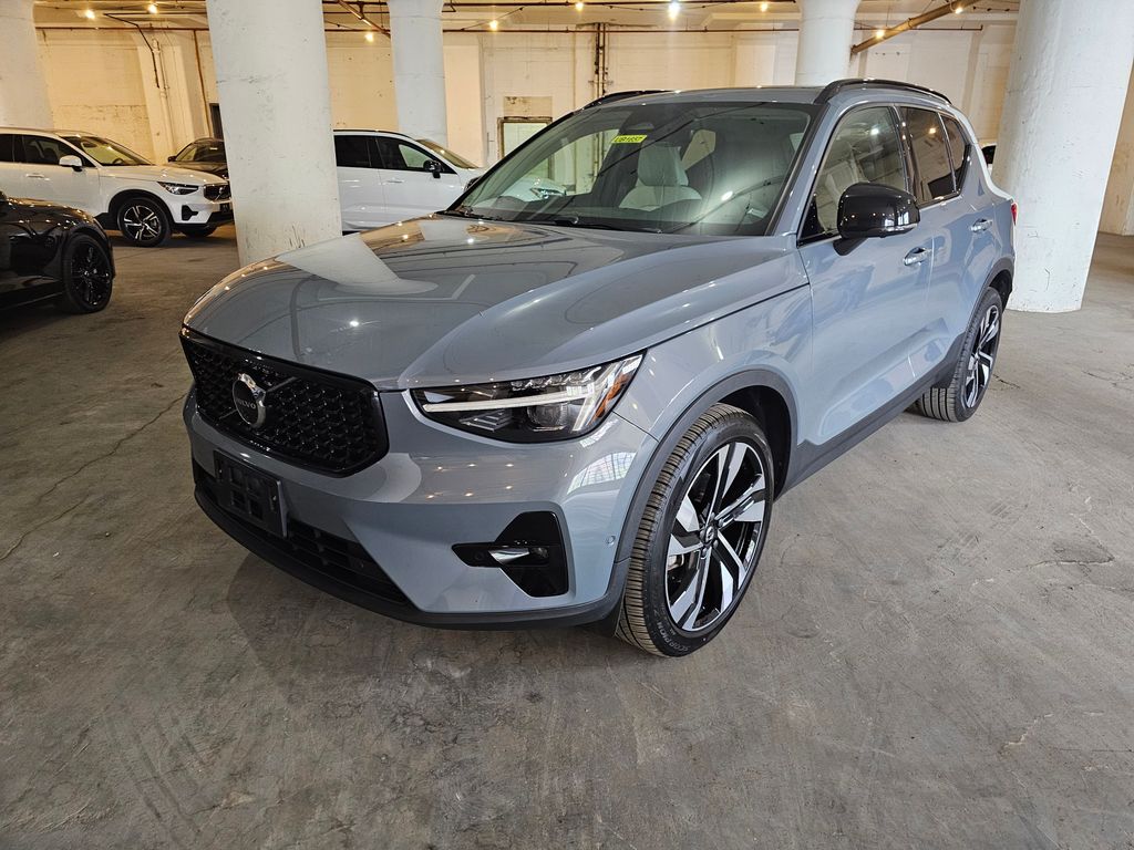 2023 Volvo XC40 B5 Ultimate Dark AWD's photo
