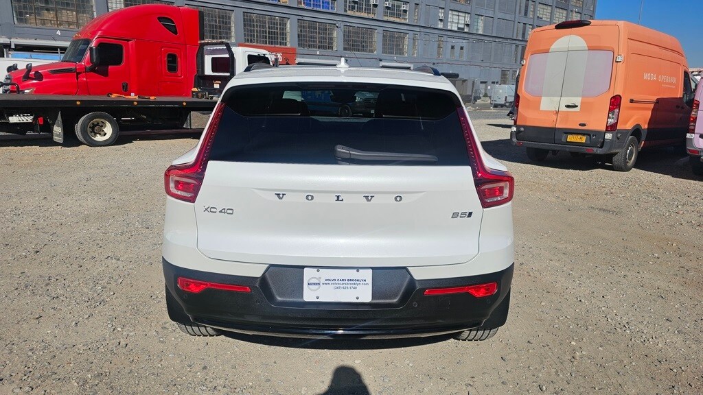 2025 Volvo XC40 Plus photo 3