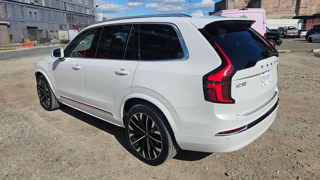 2025 Volvo XC90 T8 Plus photo 2