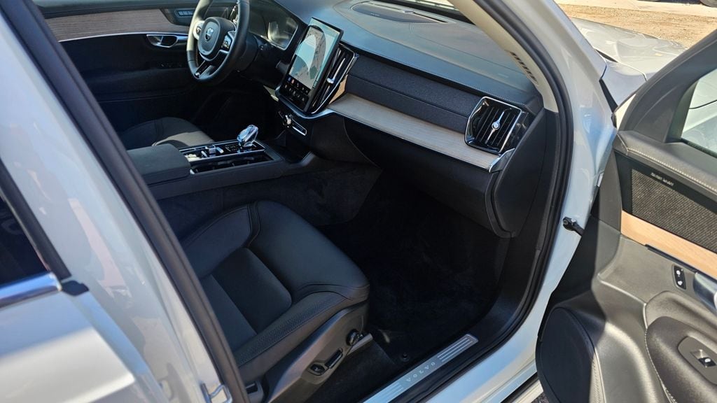 2025 Volvo XC90 Plus - Photo 12