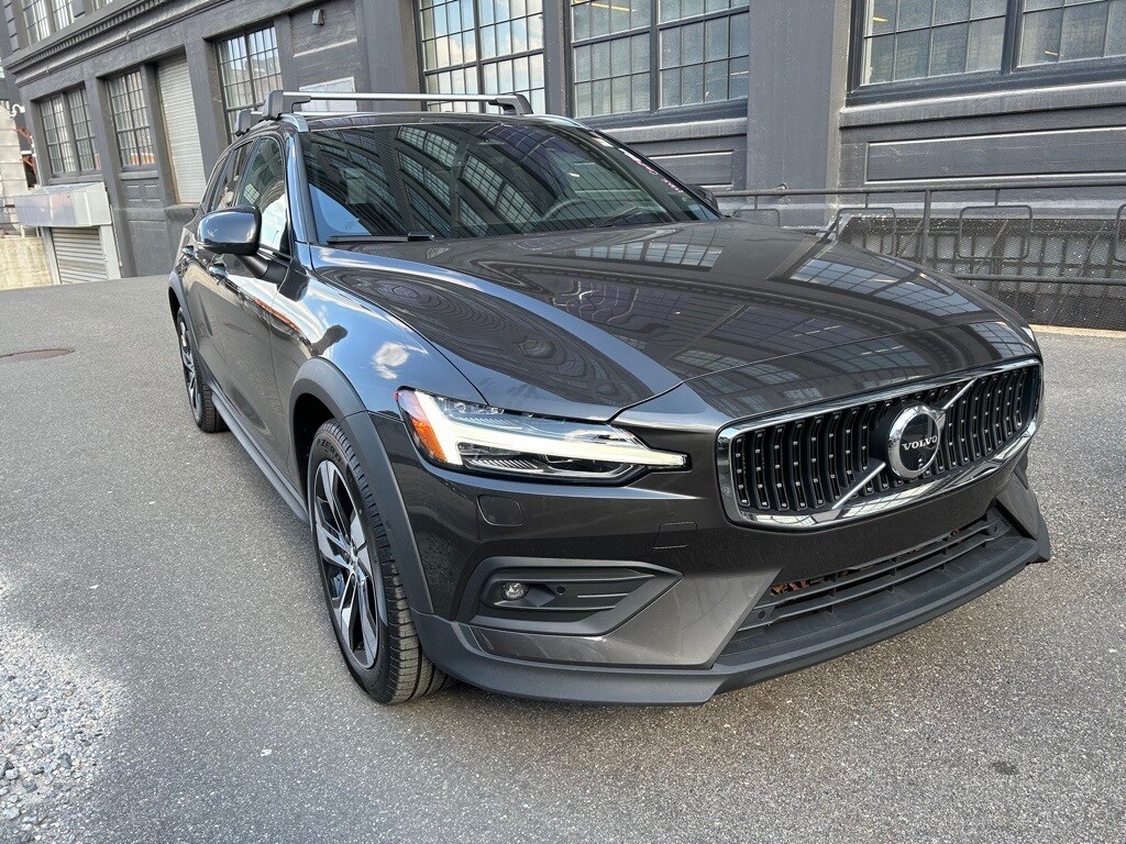2025 Volvo V60 Cross Country B5 Plus photo 2