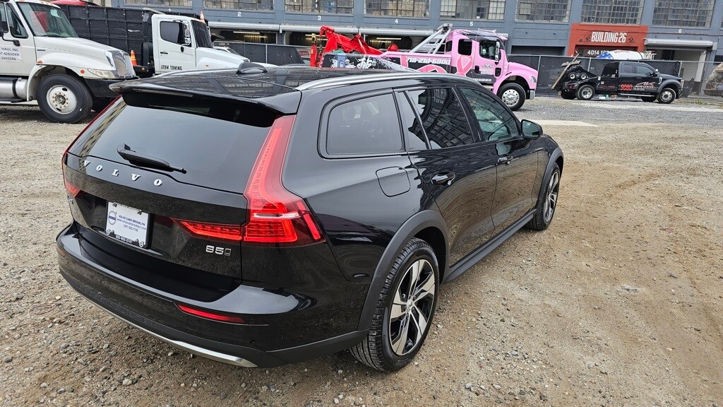 2024 Volvo V60 Cross Country B5 Plus photo 4