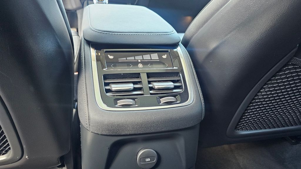 2025 Volvo XC90 Plus - Photo 19