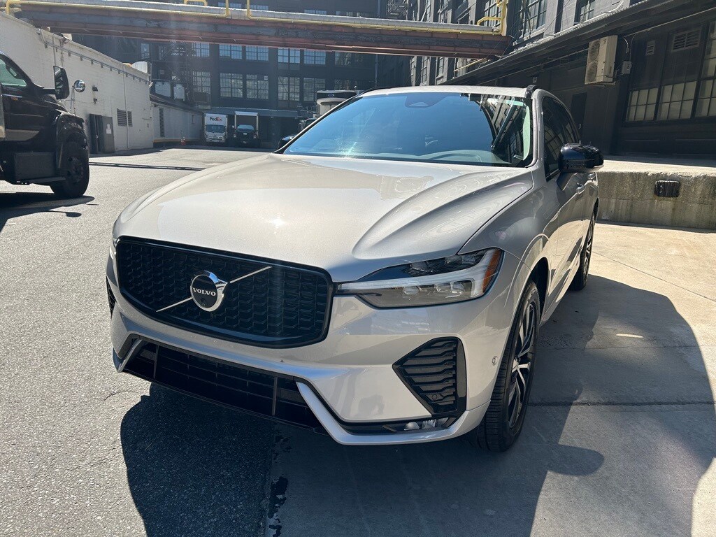 2025 Volvo XC60 B5 Plus photo 3