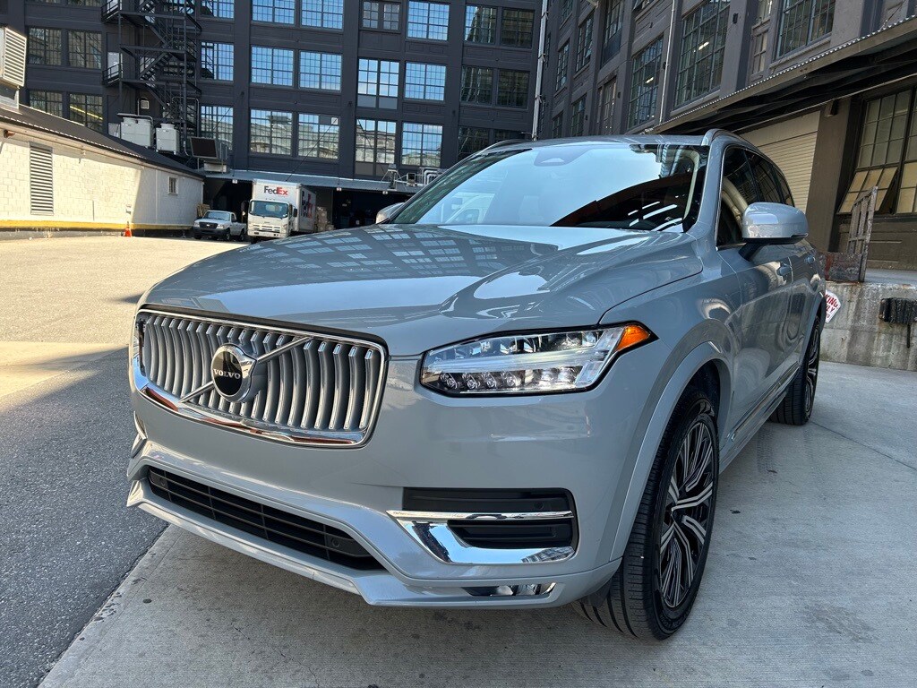 2025 Volvo XC90 B5 Core photo 3
