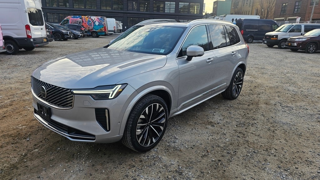 2025 Volvo XC90 Plus's photo
