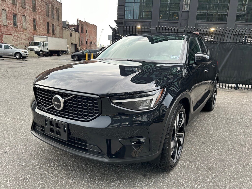 2025 Volvo XC40 Plus photo 2