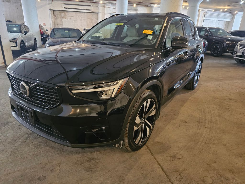 2024 Volvo XC40 B5 Plus Dark AWD's photo