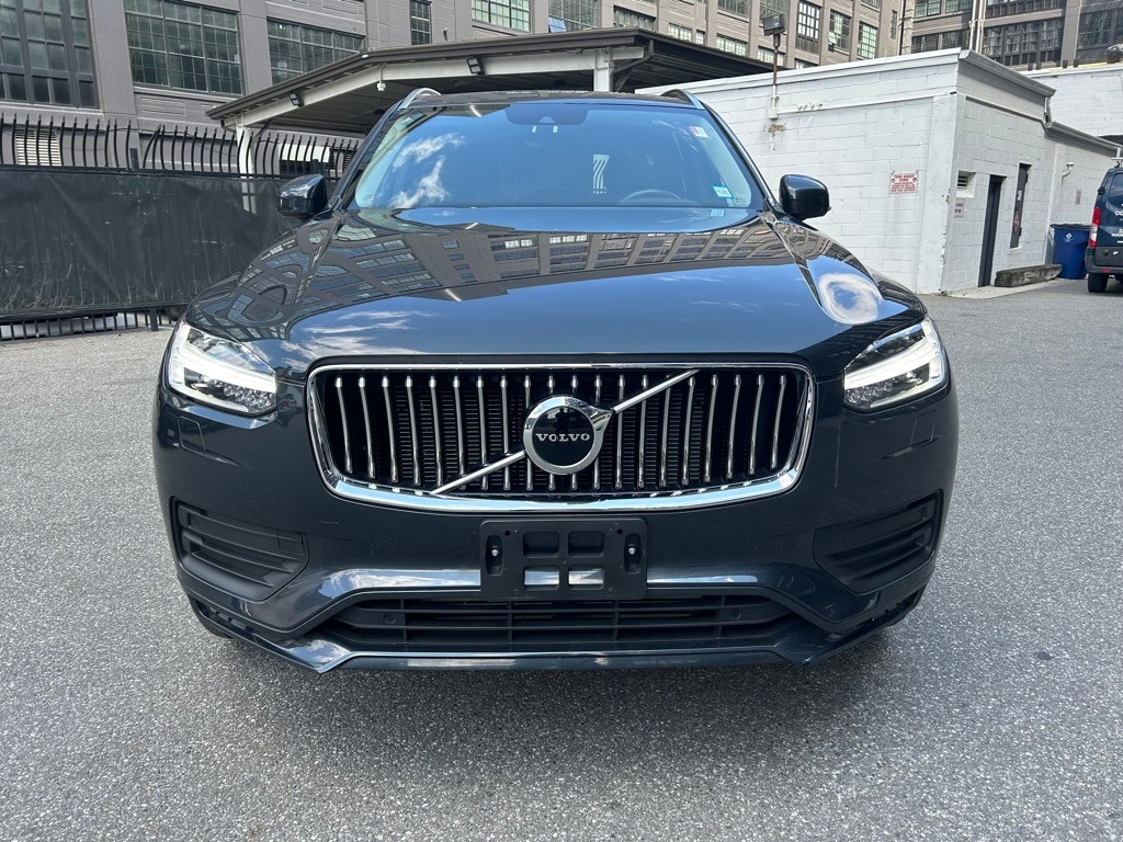 2022 Volvo XC90 Momentum's photo