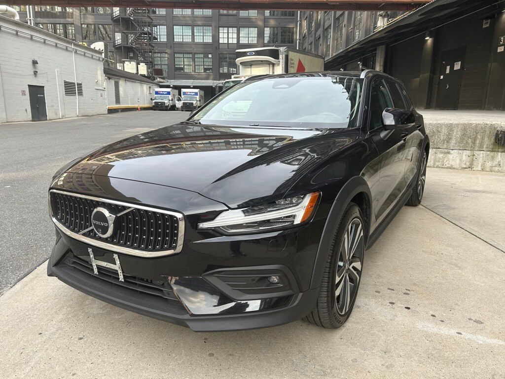 2025 Volvo V60 Cross Country B5 Plus photo 2