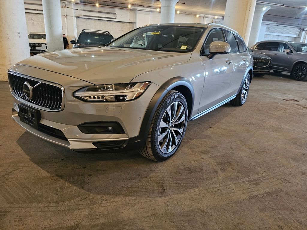 2025 Volvo V90 Cross Country B6 Plus AWD's photo