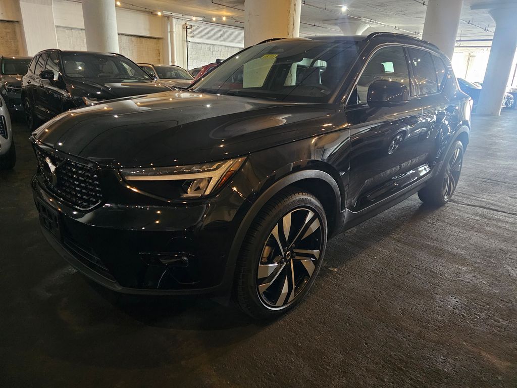 2024 Volvo XC40 B5 Plus Dark AWD's photo