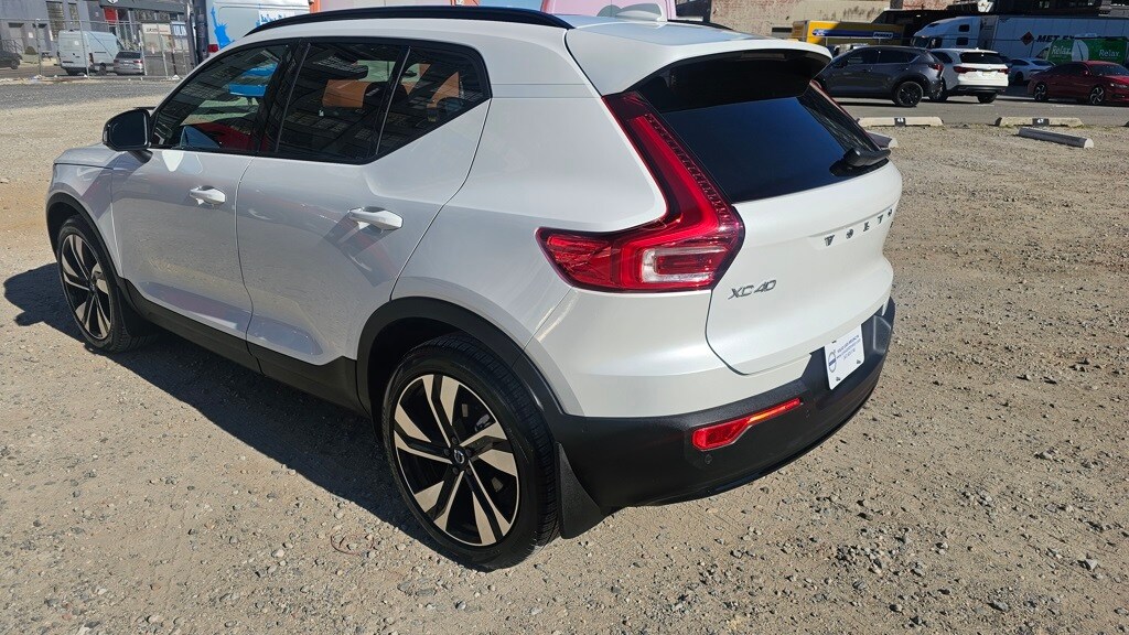 New 2025 Volvo XC40 B5 Plus Dark Theme SUV