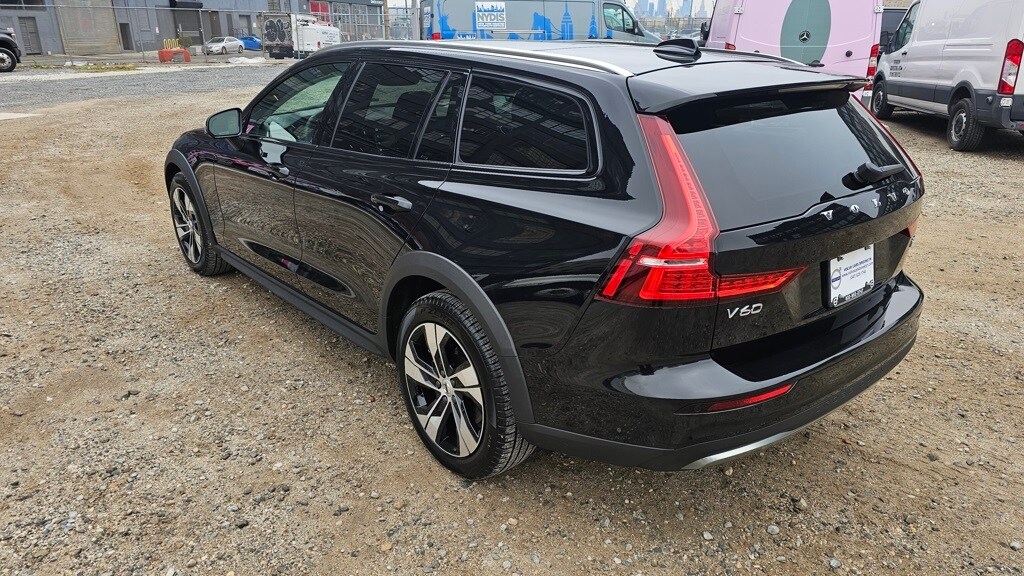 2024 Volvo V60 Cross Country B5 Plus photo 2