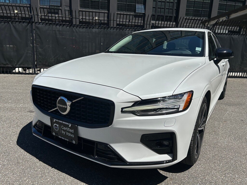 2024 Volvo S60 B5 Core photo 2