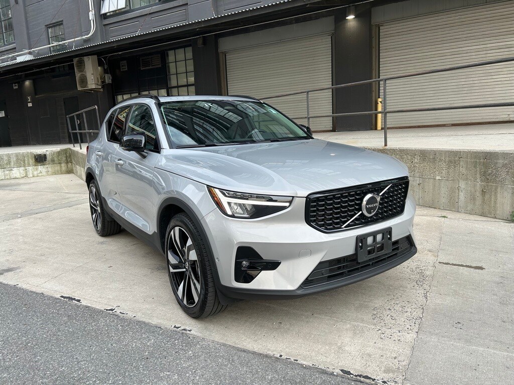 2025 Volvo XC40 Plus photo 2