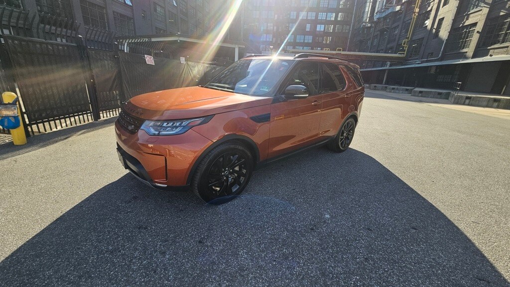 2018 Land Rover Discovery HSE photo 2