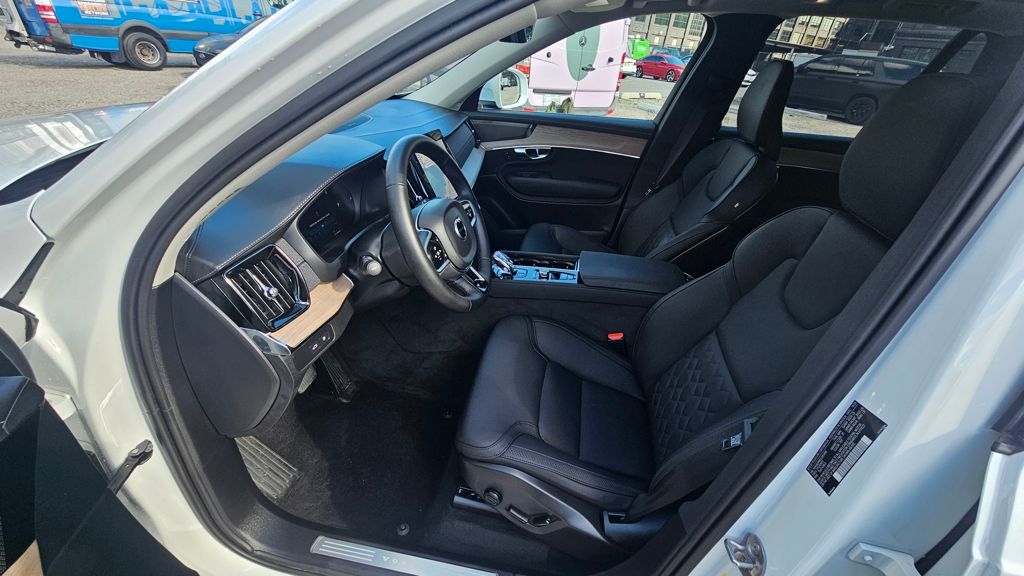 2025 Volvo XC90 Plus - Photo 17