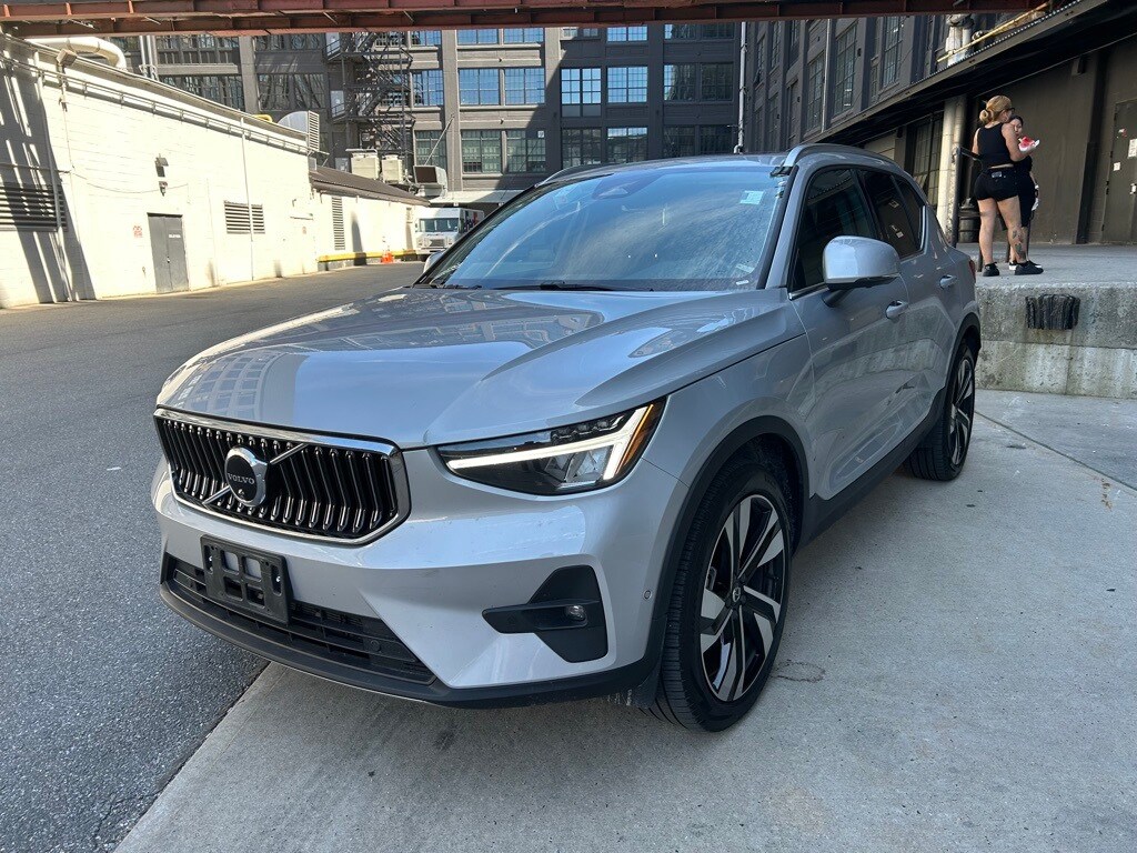 2025 Volvo XC40 Plus photo 2