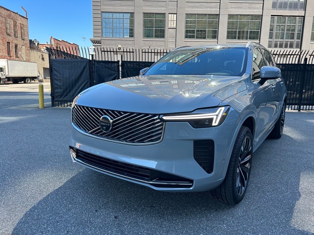 2025 Volvo XC90 B5 Plus photo 2