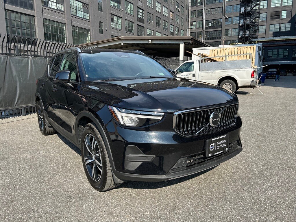 2025 Volvo XC40 Core photo 2