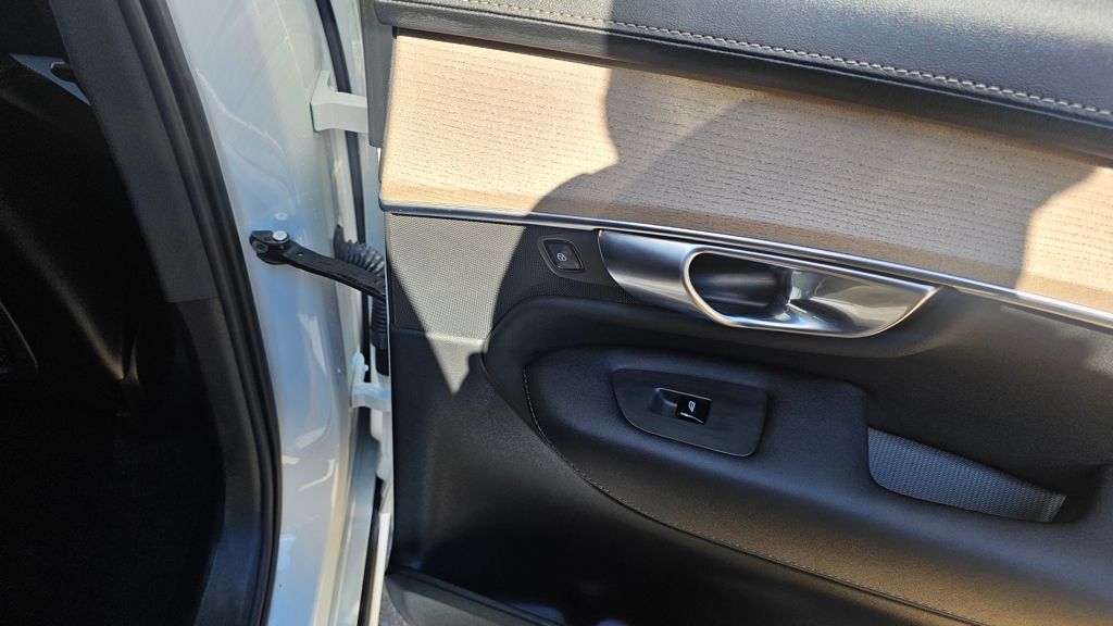 2025 Volvo XC90 Plus - Photo 11