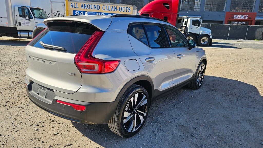 2025 Volvo XC40 Plus photo 2