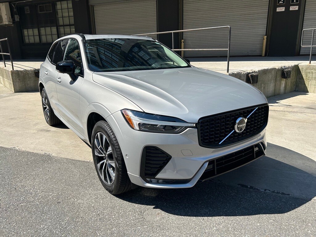 2025 Volvo XC60 B5 Plus photo 2