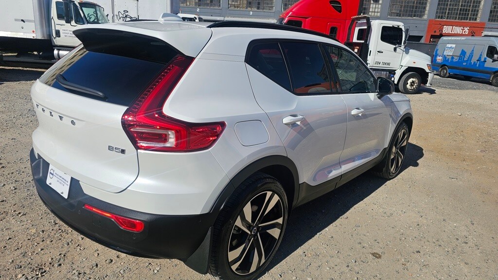 New 2025 Volvo XC40 B5 Plus Dark Theme SUV