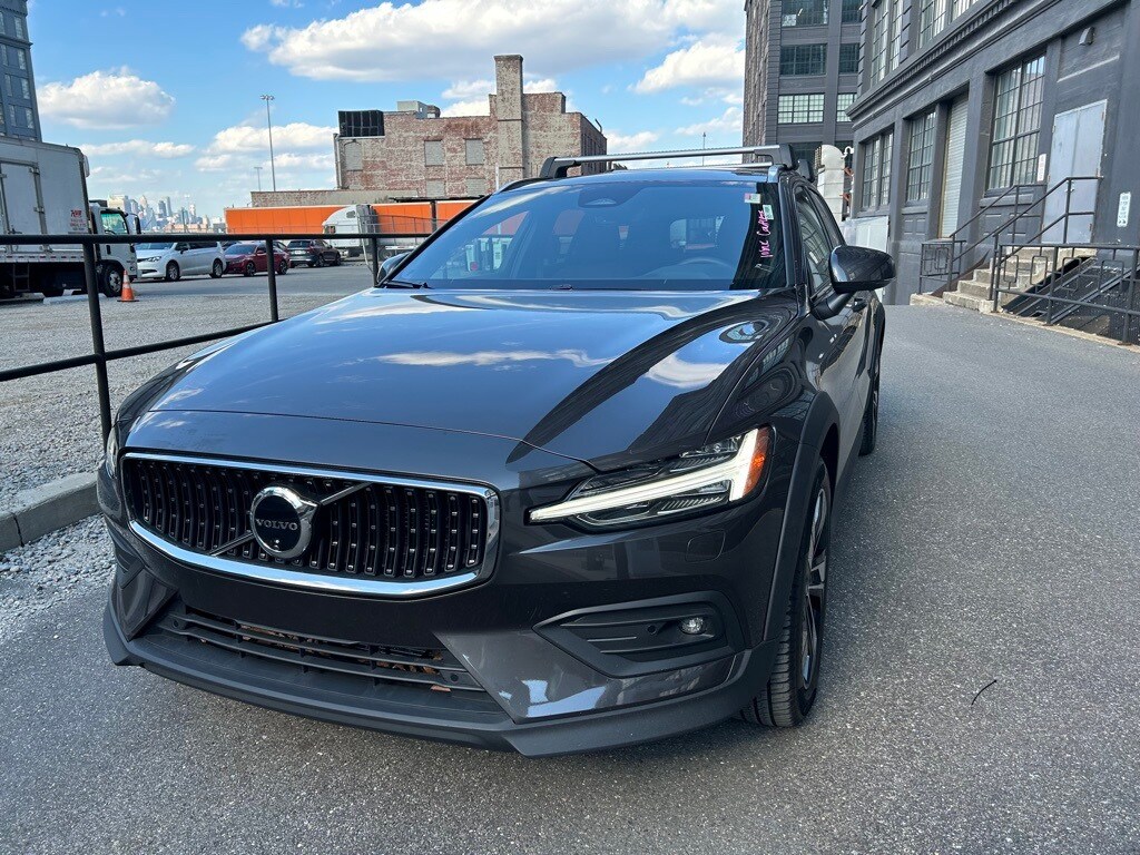 2025 Volvo V60 Cross Country B5 Plus photo 3
