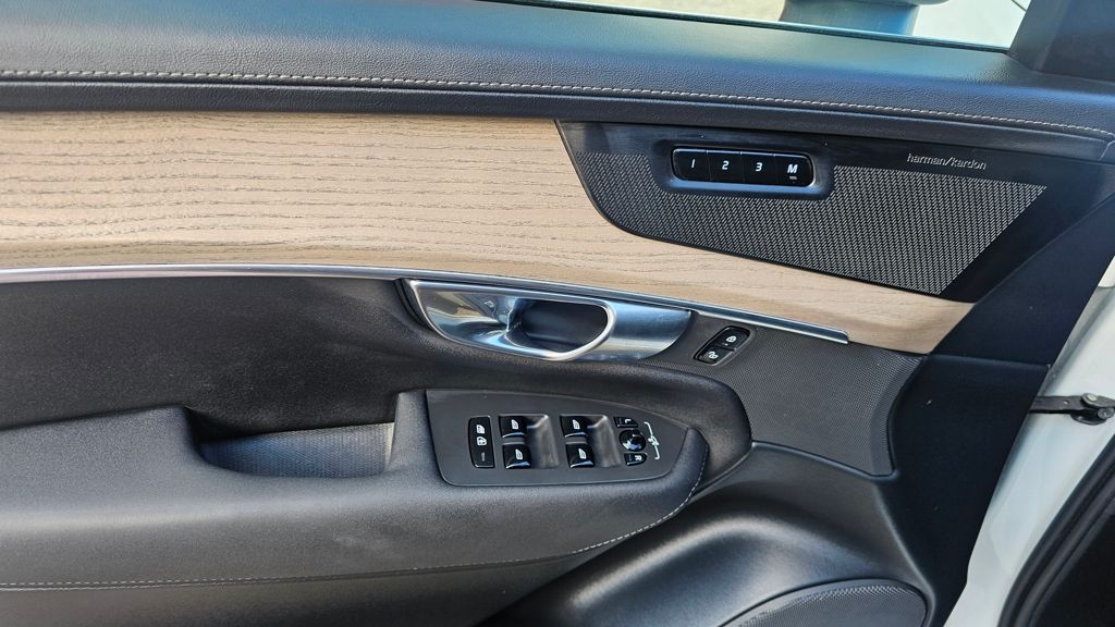 2025 Volvo XC90 Plus - Photo 18