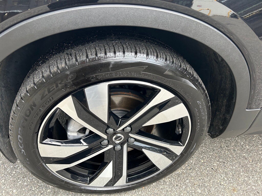 2025 Volvo XC40 Plus photo 3