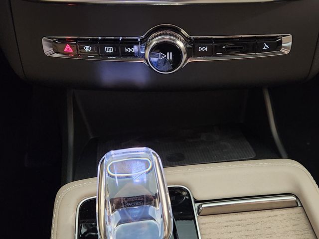 2026 Volvo XC90 Plus - Photo 18