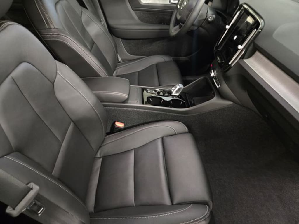 New 2026 Volvo XC40 B5 Plus SUV