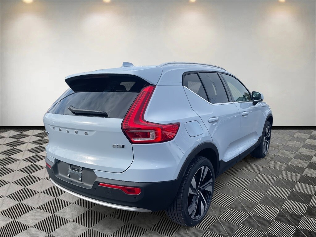 2025 Volvo XC40 photo 3