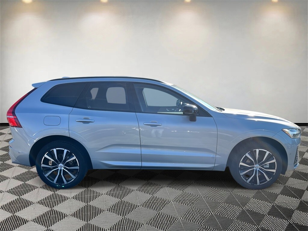 2025 Volvo XC60 B5 Plus photo 2