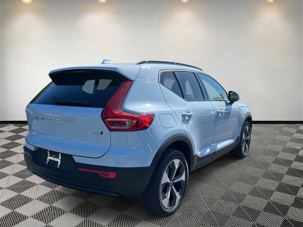 2026 Volvo XC40 Plus photo 3