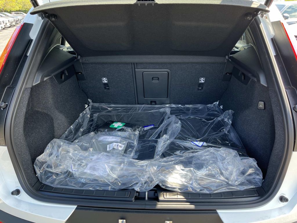 2026 Volvo XC40 Plus - Photo 12