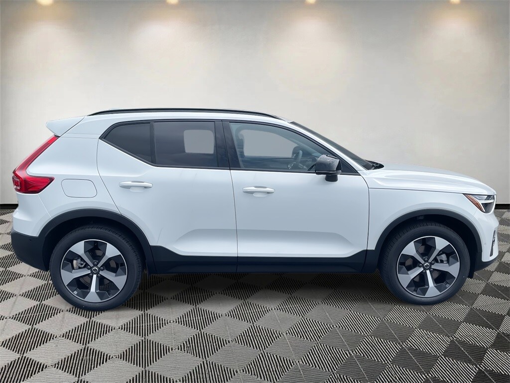 2025 Volvo XC40 Plus photo 2