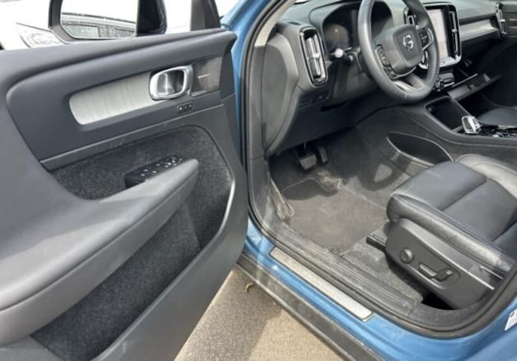 Used 2024 Volvo XC40 B5 Plus Dark SUV